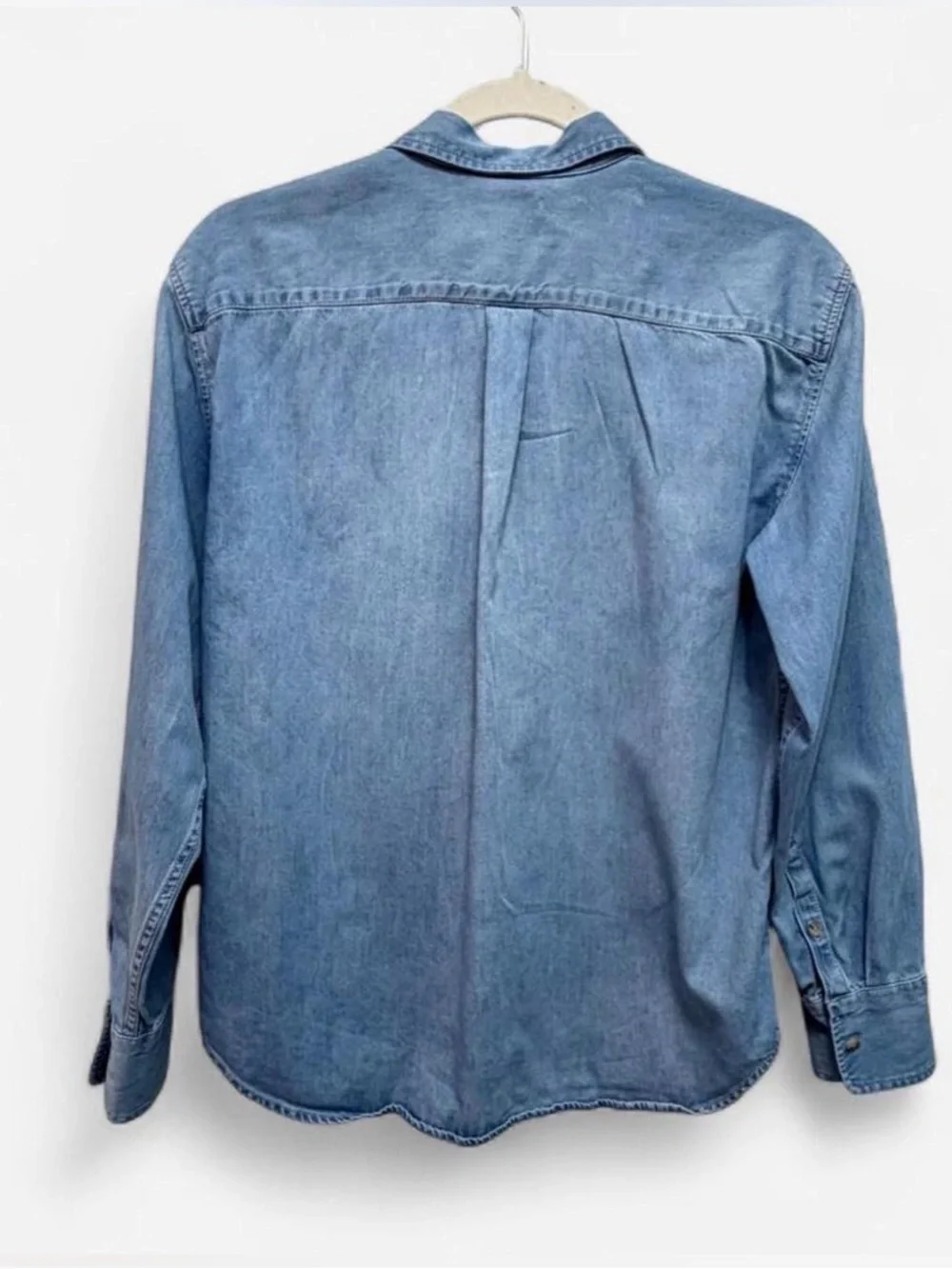 ✨ J.Crew Garçon Classic Fit Light Wash Denim Shirt – Size 6 ✨